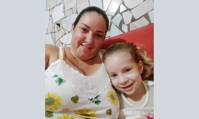 Mãe luta para arrecadar R$ 85 mil para cirurgia da filha com duas doenças raras