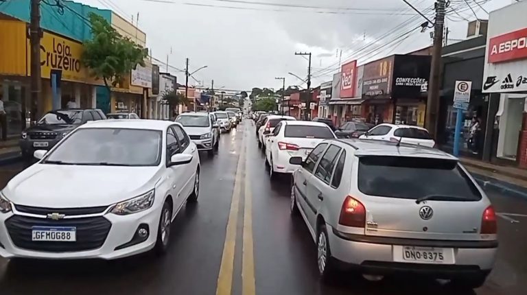 Carreata reúne mais de 100 veículos em Adamantina pela reabertura do comércio