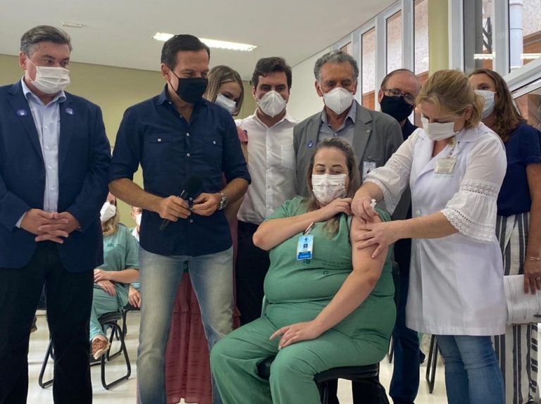 Primeira vacinada contra covid em Marília ficou isolada dos pais idosos dentro de casa: ‘Linha de frente com orgulho’