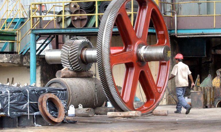 Doze locais tiveram queda na produção industrial em 2020, diz IBGE