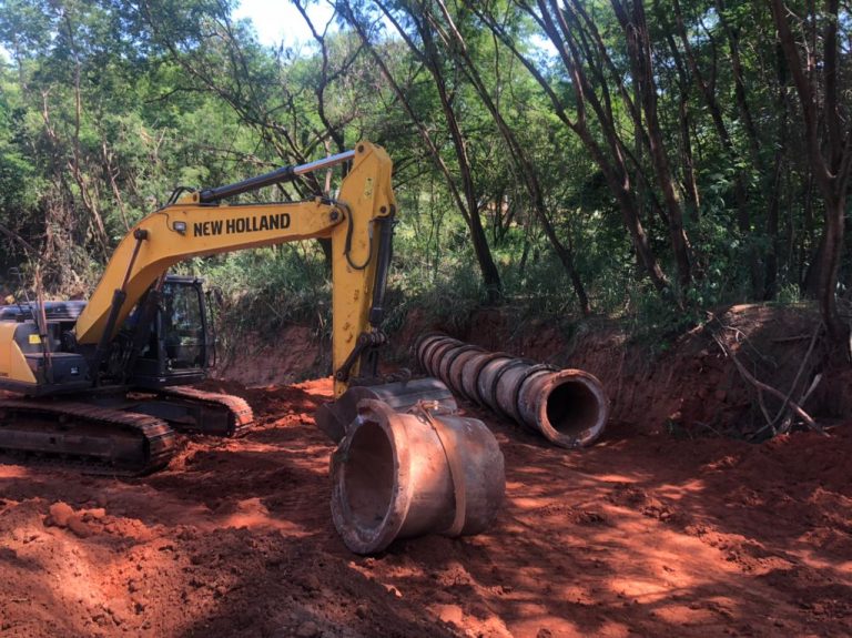Prefeitura instala tubulação próximo ao Córrego Caldeiras