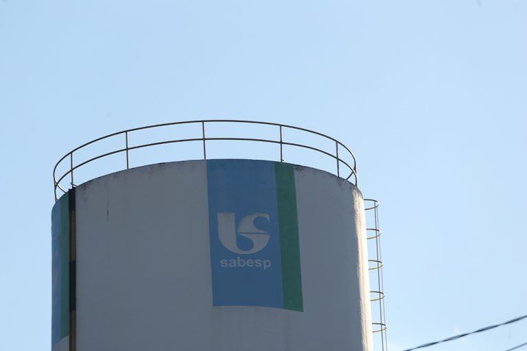 Sabesp suspende cortes e renegocia débitos de clientes comerciais