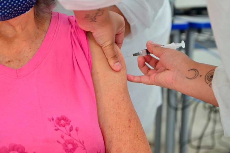 SP começa a vacinar idosos com idade entre 80 e 84 anos em 1º de março