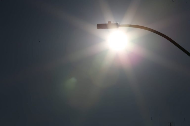 Adamantina ganha usina fotovoltaica para suprir consumo dos prédios públicos; iluminação de LED será instalada em novos pontos