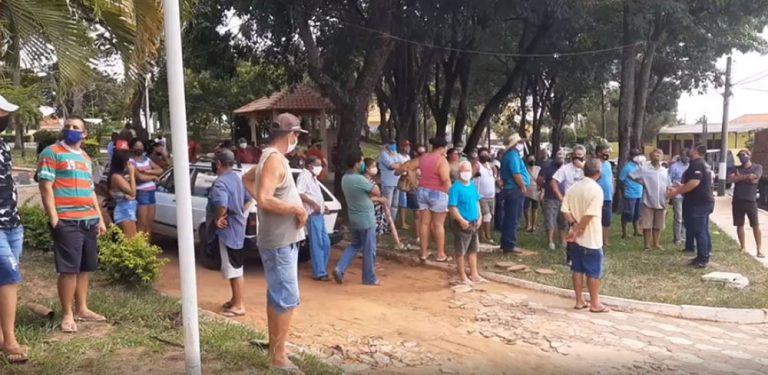 Ex-funcionários de usina fazem protesto no Fórum de Flórida Paulista para reivindicar agilidade em processos trabalhistas