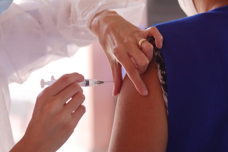 SP determina atualização diária de vacinados contra covid-19 pela rede de saúde