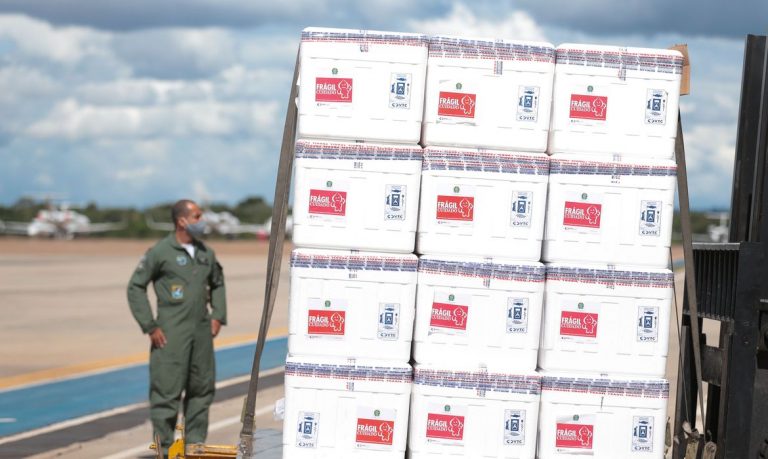 Empresa doa 5 mil caixas térmicas para transporte de vacinas