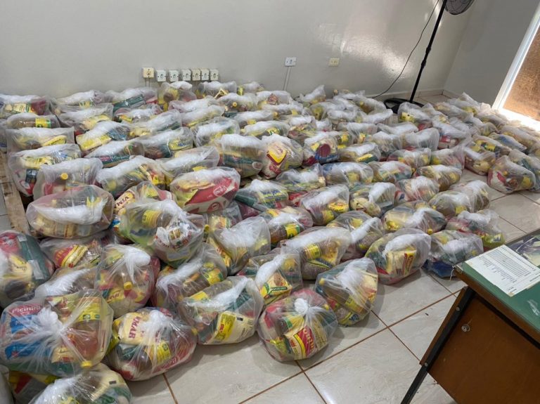 Fundo Social e S.O.S. montam cestas com alimentos para famílias impactadas pela covid-19 em Osvaldo Cruz