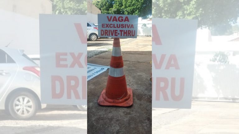 Departamento de Trânsito faz demarcação de vaga para auxiliar comércio durante fase emergencial