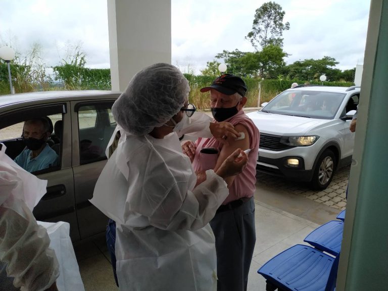 Idosos com 60, 61 e 62 anos serão vacinados contra a covid-19 nesta semana em Adamantina