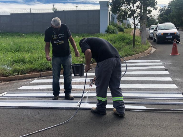 Departamento de Trânsito executa pintura de solo em bairros de Adamantina