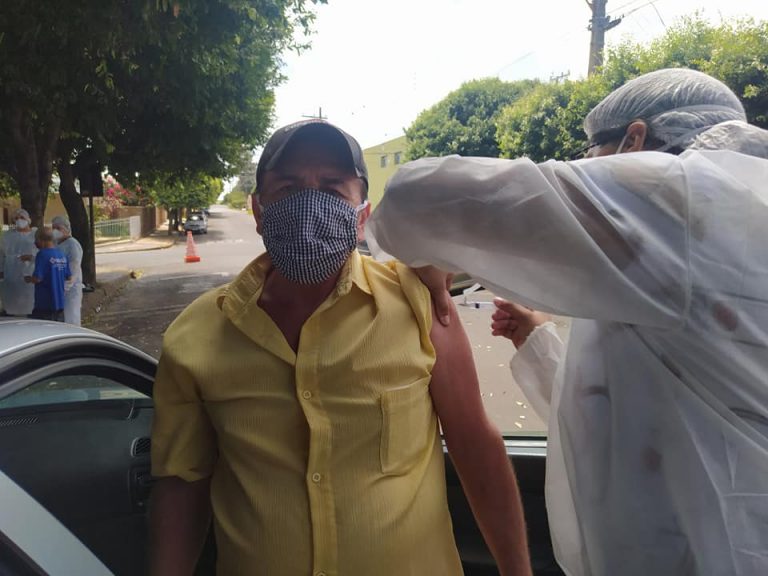 Lucélia realiza drive-thru para vacinação da covid-19 nesta quinta