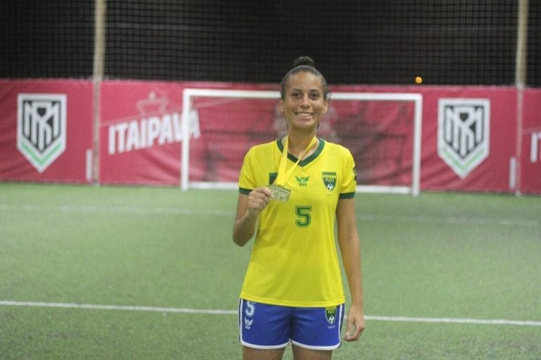 Carol Anizia é destaque no futsal