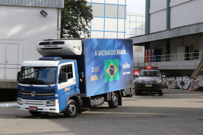 SP entrega ao Brasil total do lote de 600 mil vacinas do Butantan