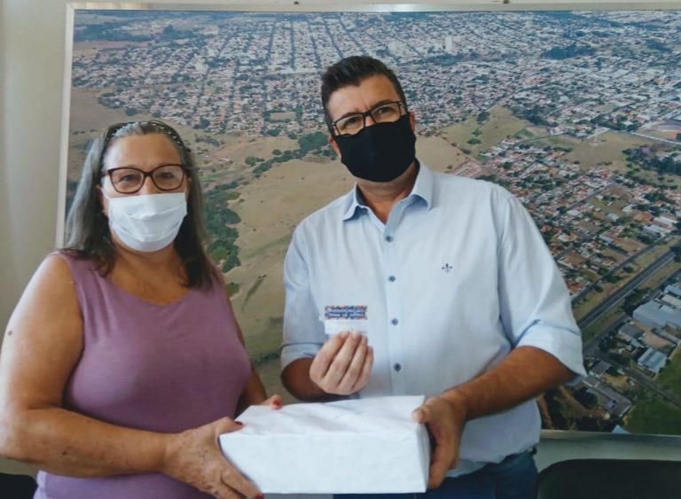 Secretaria de Cultura e Turismo entrega 5 mil etiquetas para Associação OMIN de Artesãos de Adamantina