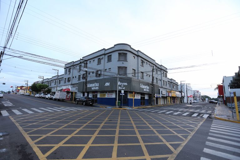 Lojas abrem até às 16h neste sábado em Adamantina