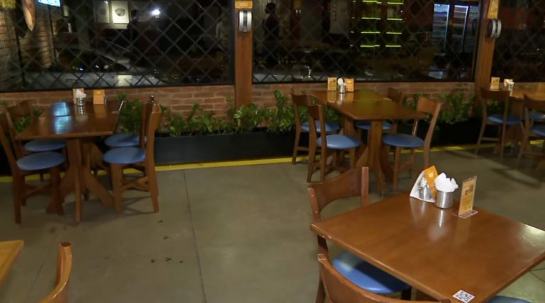 Restaurantes voltam a atender presencialmente neste sábado