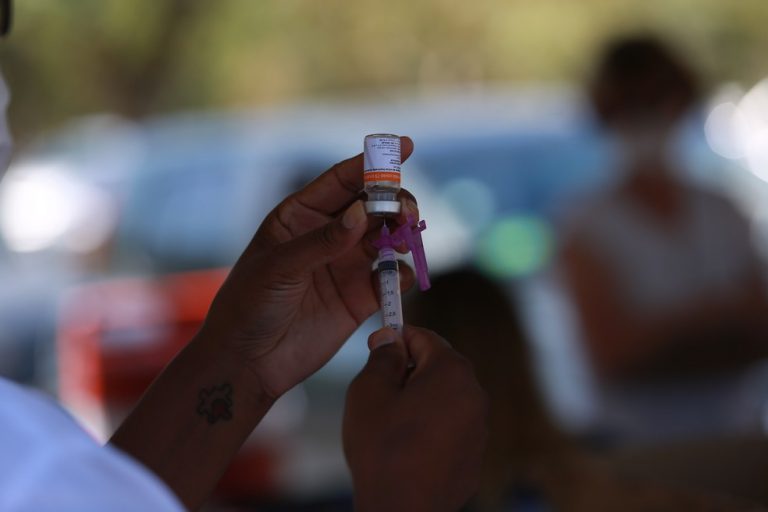 Governo de SP antecipa vacinação para profissionais da educação