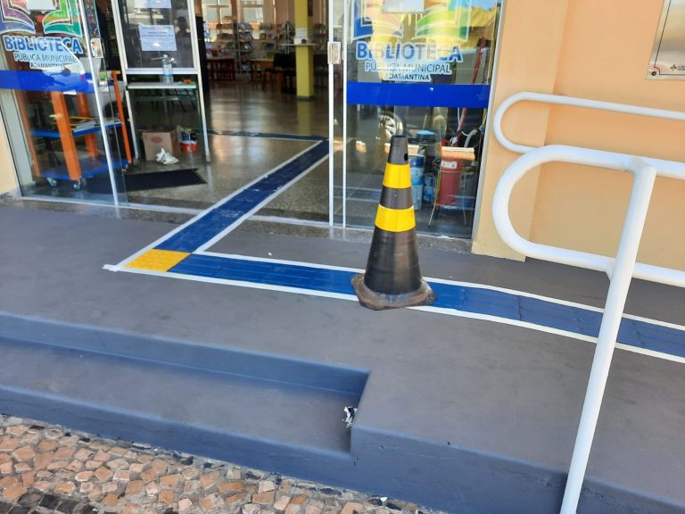 Biblioteca de Adamantina recebe piso tátil
