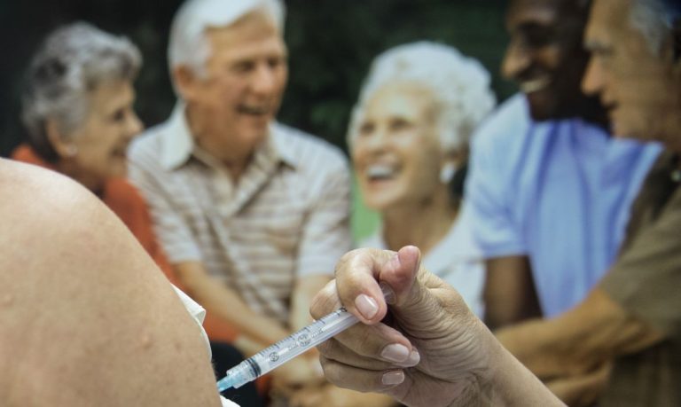 SP: só um em cada 100 mil idosos teve reação a vacinas de 2015 a 2017