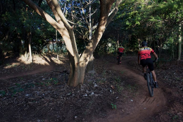 Área verde abandonada se torna trilha para prática esportiva em Adamantina