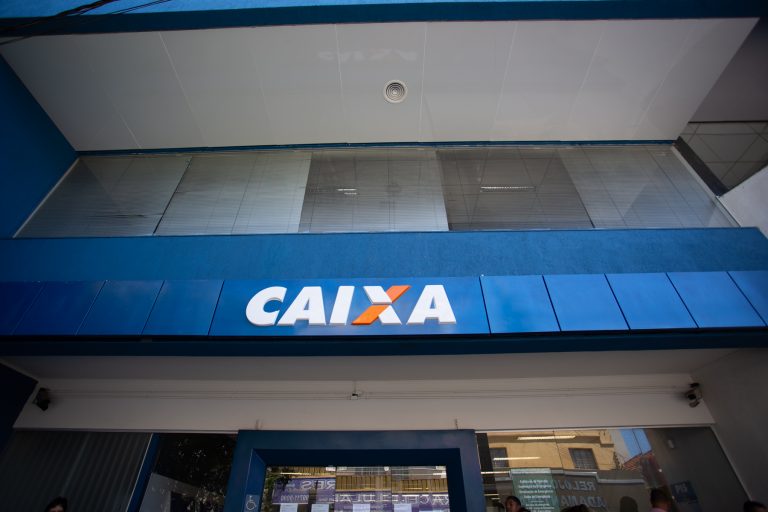 Caixa paga Auxílio Brasil a beneficiários com NIS final 8
