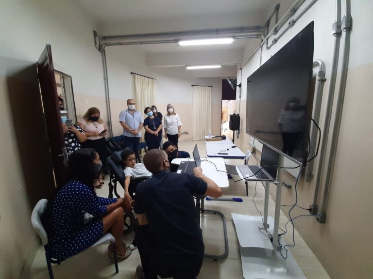 Escola em Marília adquire aparelho especial para comunicação de aluno com deficiência