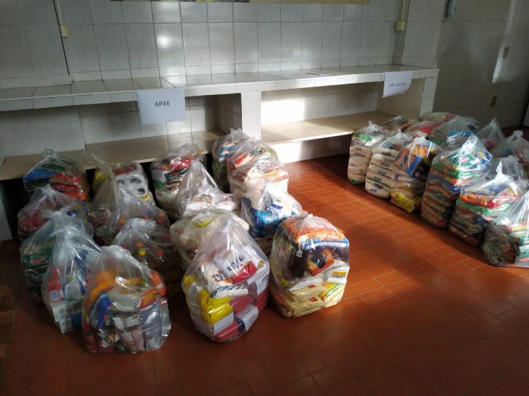 APAE e Lar Cristão recebem 607 quilos dos alimentos arrecadados na campanha ‘Vacina contra a fome’