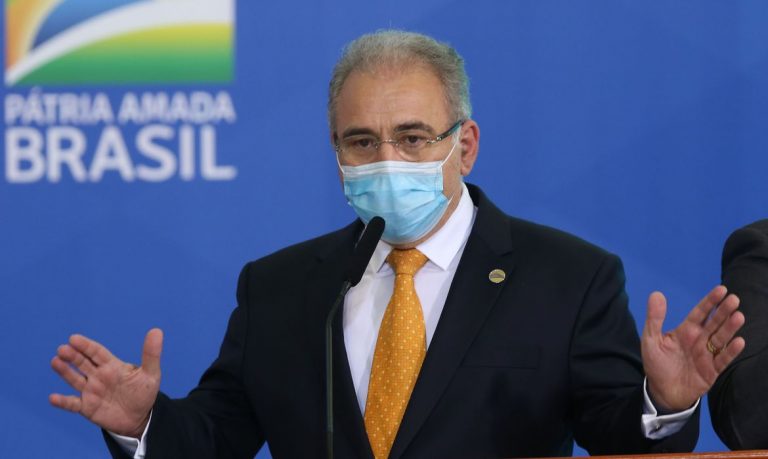 Vacina é esperança para pôr fim à pandemia, diz Queiroga