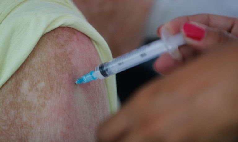 Aberta a vacinação contra a covid-19 para pessoas com 25 anos