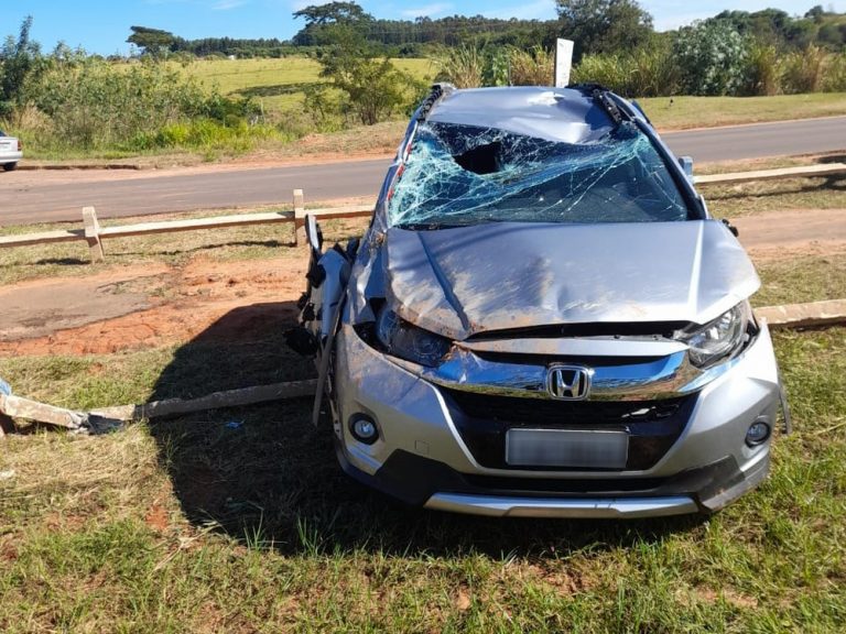 Capotamento deixa três feridos em acesso de Osvaldo Cruz