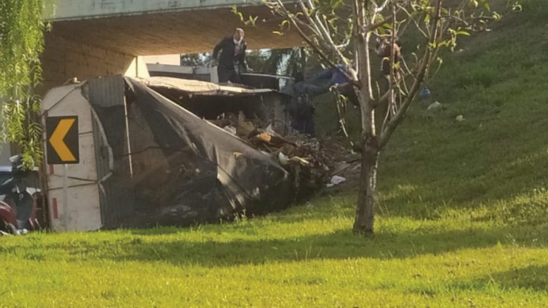 Caminhão da Prefeitura de Adamantina se envolve em acidente