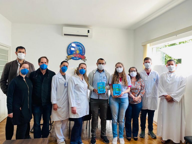 Rotaract de Adamantina em parceria com Rede Promover Vidas faz doação de tablets para Santa Casa