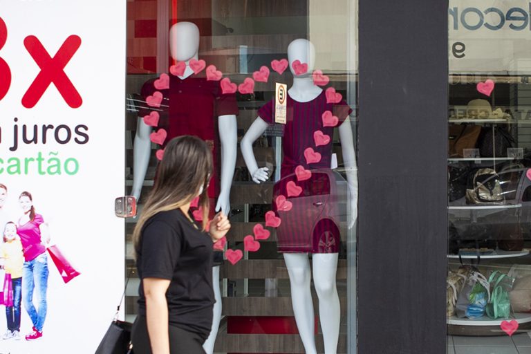 Comércio de Adamantina tem horário especial para as compras do Dia dos Namorados