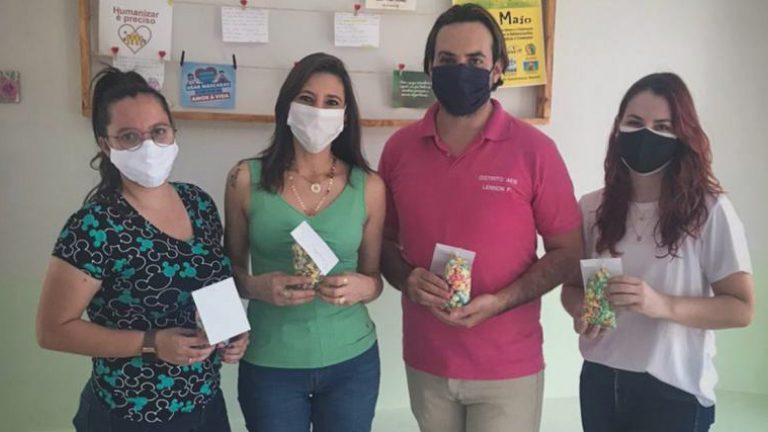 Jovens do Rotaract reconhecem trabalho de profissionais da saúde com entrega de mimos