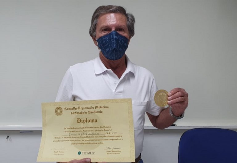 Professor da UniFAI recebe homenagem do Cremesp por completar 50 anos de prática médica