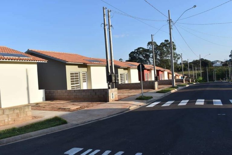 Beneficiários do Adamantina N “Mário Covas” assinam contratos
