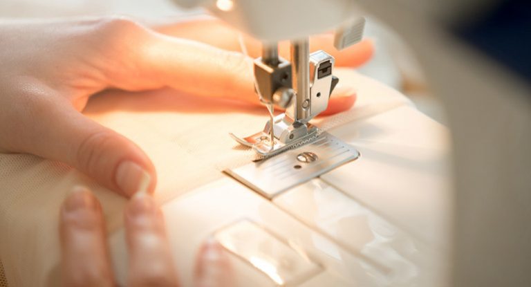 Fundo Social oferece curso de costura industrial para sofá