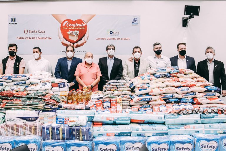 Com a presença do presidente do Crea-SP, Aeaanap entrega mais de uma tonelada de alimentos a Santa Casa