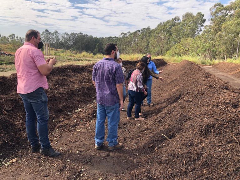 Vereadoras de Pacaembu vem a Adamantina para conhecer o pátio de compostagem