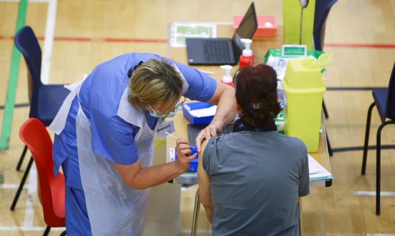 Pessoas acima de 50 anos e trabalhadores da saúde já podem tomar a 4ª dose em Adamantina