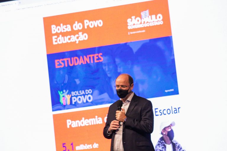 Estado pagará R$ 1 mil para manter alunos do ensino médio na escola
