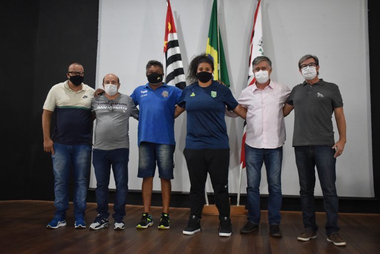 Prefeitura de Adamantina homenageia a atleta olímpica Izabela Rodrigues da Silva