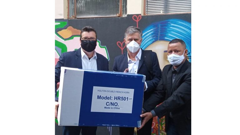 Banda Marcial de Adamantina recebe instrumento musical da Funarte