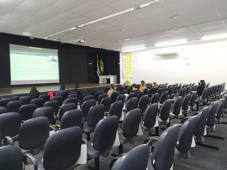 Servidores da Prefeitura de Adamantina participam de capacitação sobre a nova lei de licitações