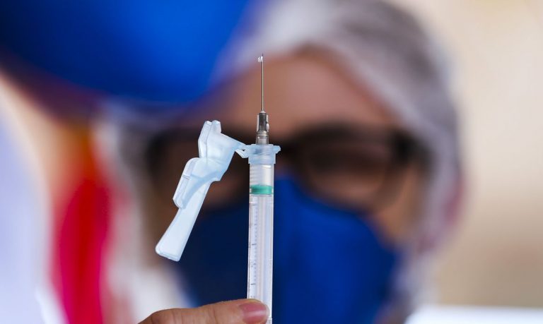 Adamantina aplica em domicílio vacina contra covid-19 neste sábado