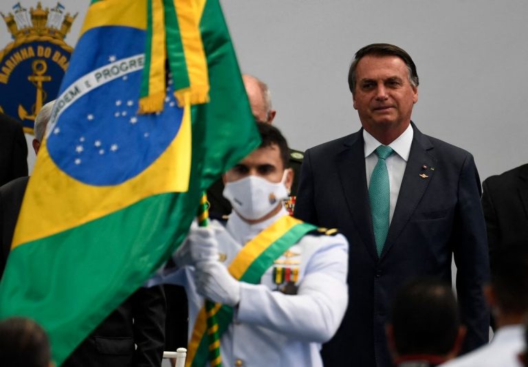 Presidente Bolsonaro convida população a ir às ruas amanhã