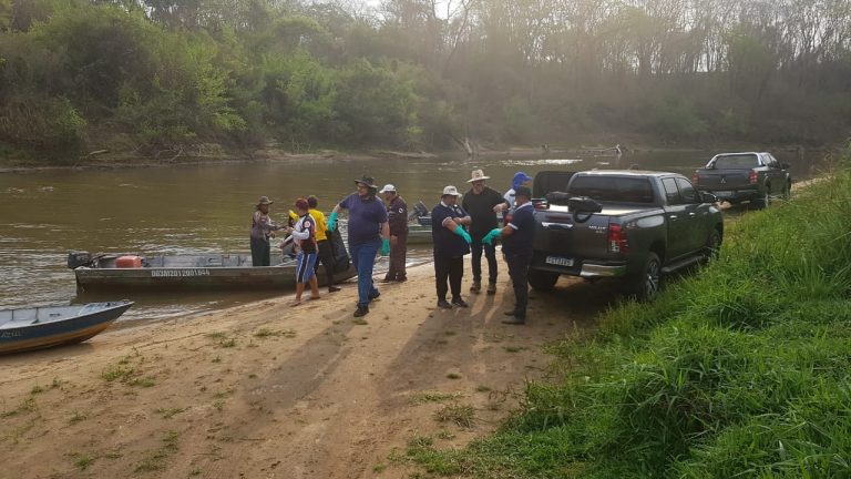 Voluntários realizam limpeza no Rio Aguapeí/Salto Botelho em Lucélia