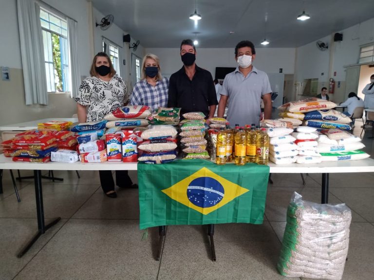 Alimentos arrecadados durante ‘Carreata e Motociata da Liberdade’ são entregues para Apae