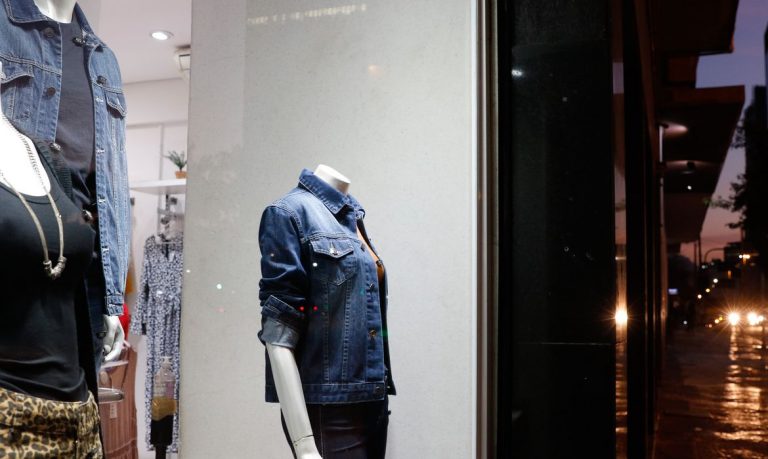 Confiança do consumidor recua 6,5 pontos em setembro, diz FGV